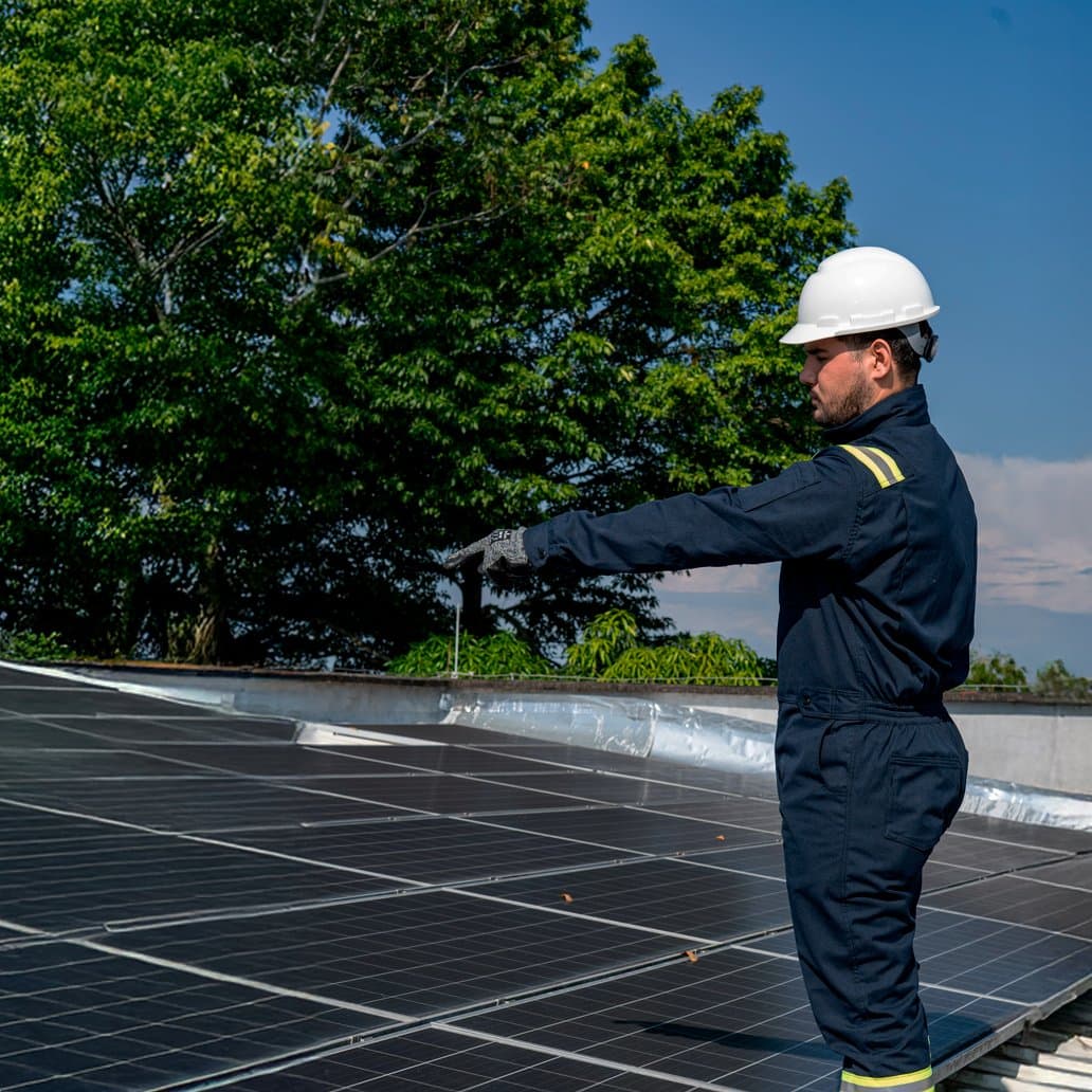 Personal eléctrico con overol Nomex categoría 2