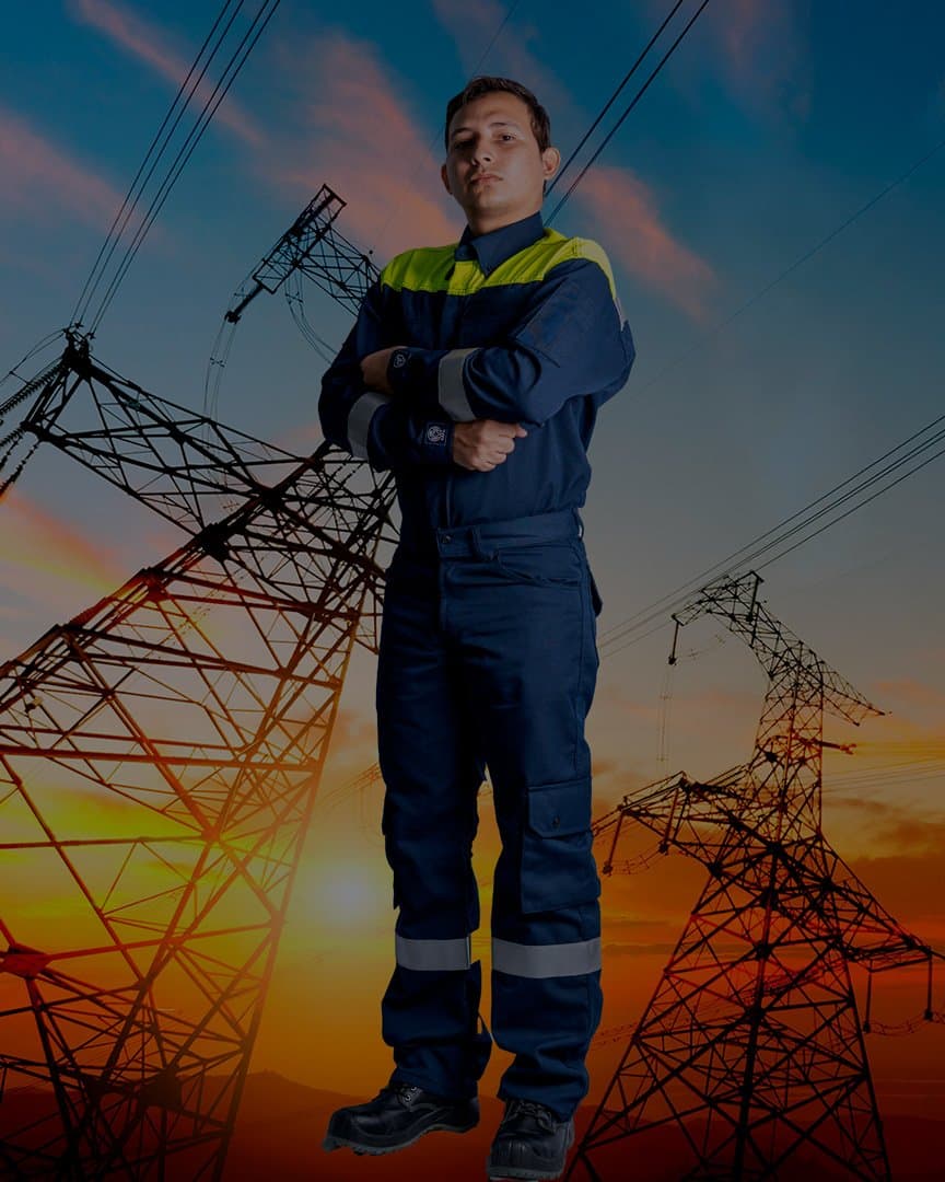 Técnico eléctrico con overol AFR NURIEL frente a tableros de media tensión