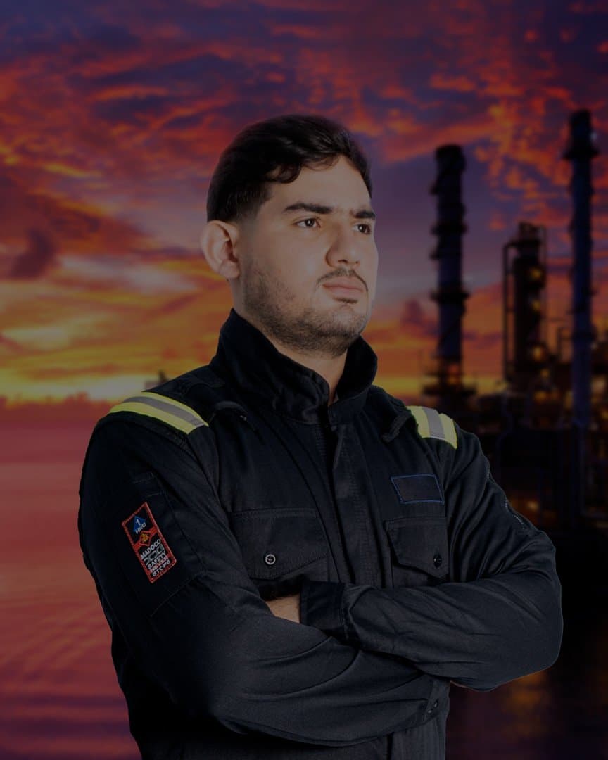 Trabajador con overol FR VRETIL en entorno industrial de alto riesgo térmico